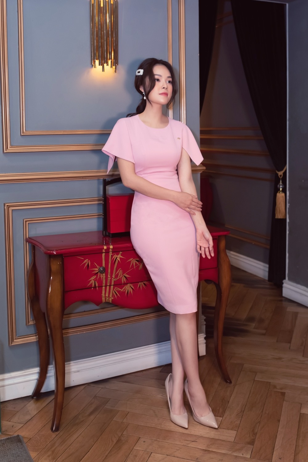 Dương Cẩm Lynh tiếp tục trở thành “nàng thơ” của mẫu trang phục tối giản mà thanh lịch. Người đẹp không ngừng biến hóa với hình ảnh tinh tế, quyến rũ cùng vẻ duyên dáng.
