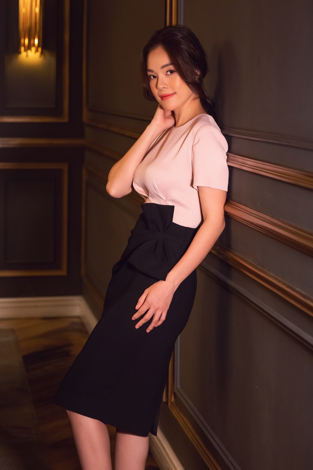Xuất hiện trong một không gian ấm cúng, sang trọng theo phong cách quý tộc, Dương Cẩm Lynh xinh đẹp không khác gì một một quý cô cổ điển.