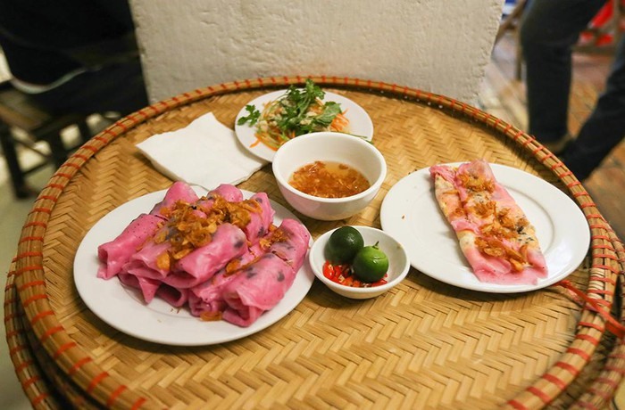 Bánh cuốn thanh long hút khách. Ảnh TL