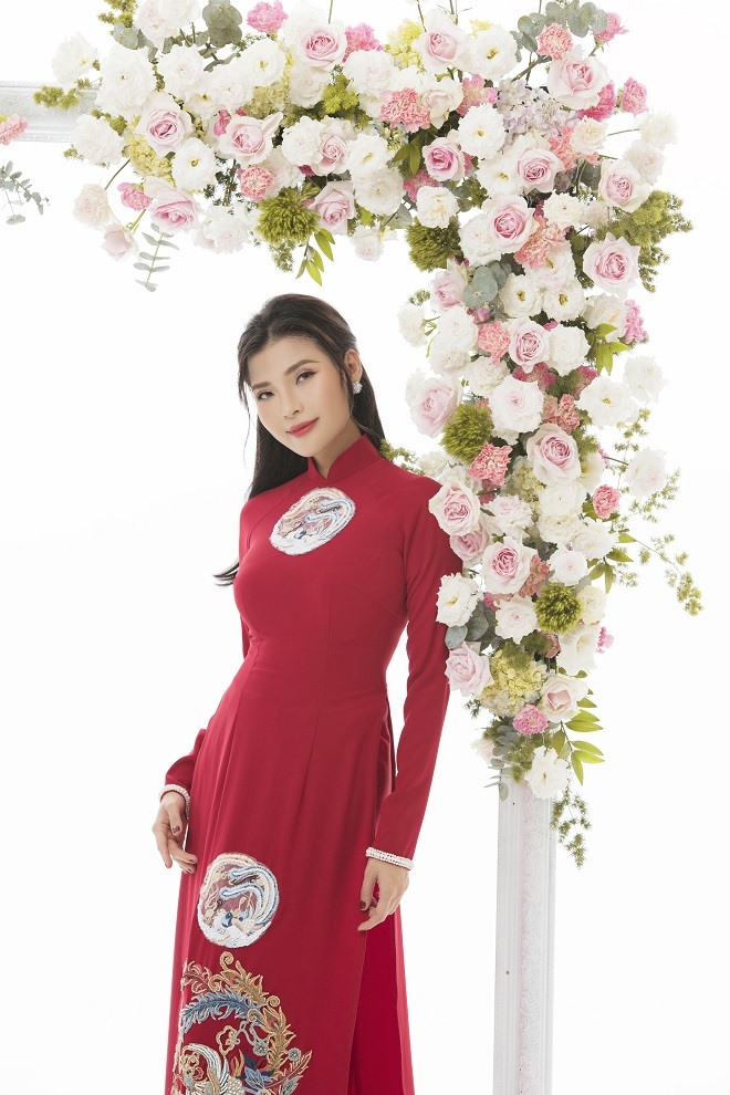 Nhà thiết kế Minh Châu cho biết vì từng có cơ hội làm việc trước đó nên anh nắm bắt được lợi thế hình thể của nữ diễn viên để lựa chọn những thiết kế phù hợp nhất. Nhà thiết kế ưu tiên chọn những mẫu áo dài có màu sắc nổi bật như trắng, đỏ… để tôn lên sắc vóc của người mặc. Ảnh: Rin Trần.