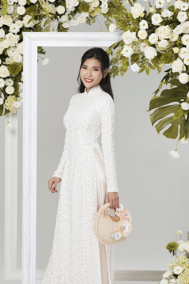 Nhà thiết kế Minh Châu cho biết vì từng có cơ hội làm việc trước đó nên anh nắm bắt được lợi thế hình thể của nữ diễn viên để lựa chọn những thiết kế phù hợp nhất. Nhà thiết kế ưu tiên chọn những mẫu áo dài có màu sắc nổi bật như trắng, đỏ… để tôn lên sắc vóc của người mặc. Ảnh: Rin Trần.