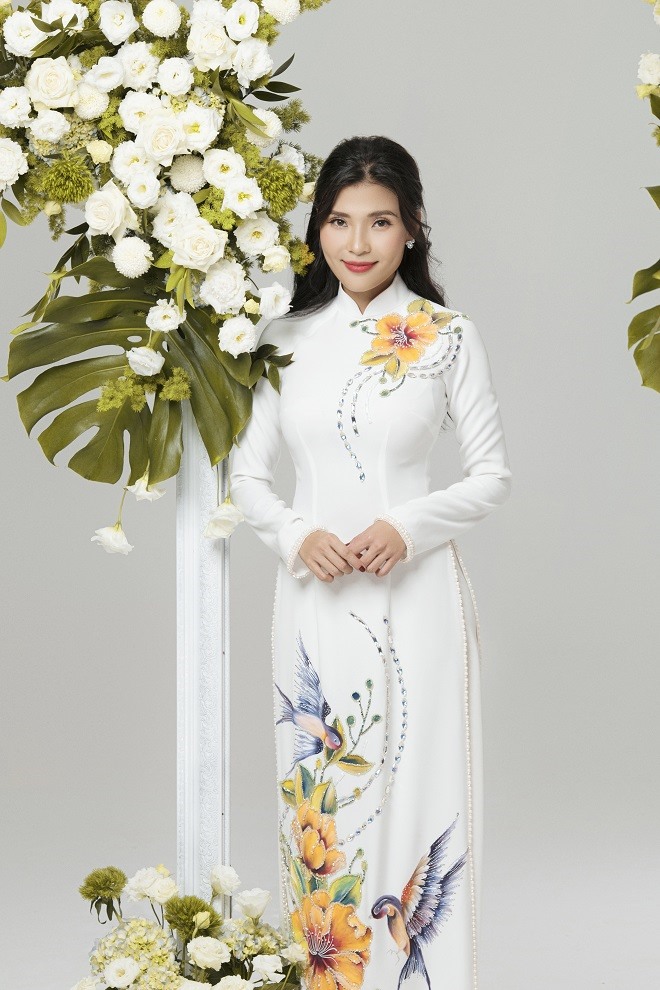 Điểm nhấn của những thiết kế lần này nằm ở họa tiết hoa thêu nổi được Minh Châu tỉ mỉ thực hiện. Ảnh: Rin Trần.