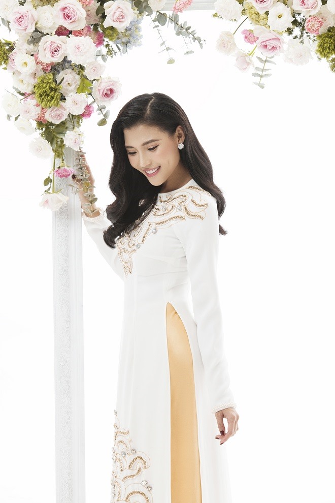 Điểm nhấn của những thiết kế lần này nằm ở họa tiết hoa thêu nổi được Minh Châu tỉ mỉ thực hiện. Ảnh: Rin Trần.