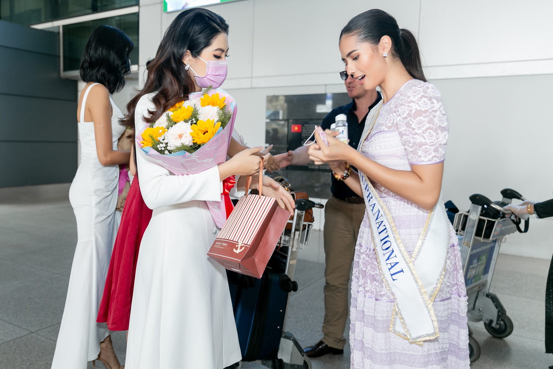 Cô dành tặng cho các vị khách khẩu trang, nước rửa tay khô để phòng tránh dịch bệnh.