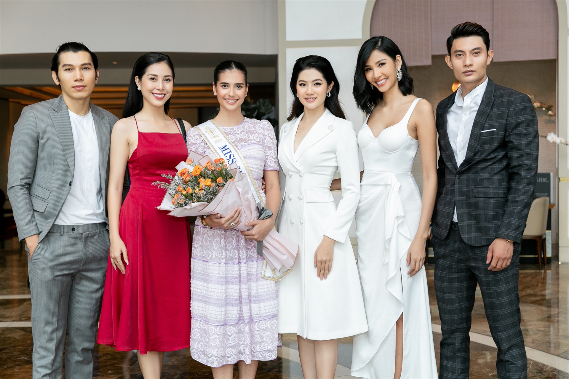 Cùng Vũ Hương Giang ra sân bay đón các khách quý có Á hậu Hoàng Thùy, Nữ hoàng Trang sức Mỹ Duyên, Nam vương Ngọc Tình và Mister Việt Nam - Minh Quyền.