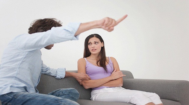 Anh luôn áp đặt những quy định và buộc tôi phải tuân theo.