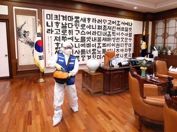 Khử trùng tại Văn phòng Quốc hội Hàn Quốc ở Seoul. Ảnh: Reuters