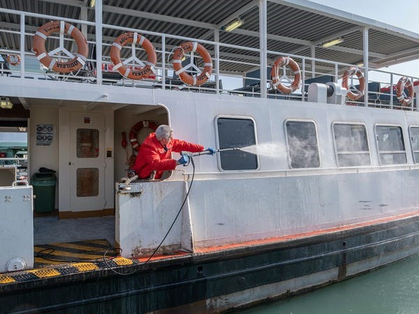 Khử trùng một tàu hơi nước công cộng tại kho bãi của công ty vận tải Venetian ở Venice, Italia. Ảnh: Reuters