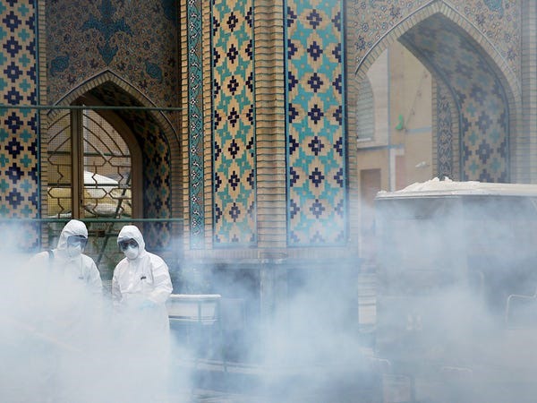 Phun thuốc khử trùng để vệ sinh khu vực ngoài trời của thánh địa Imam Reza, ở Mashhad, Iran. Ảnh: Reuters