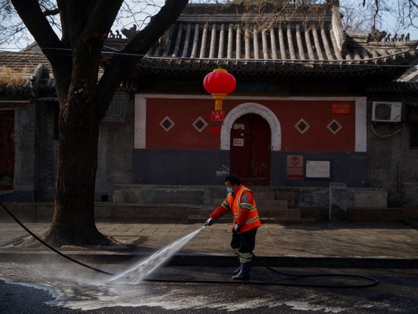 Trên một đường phố ở Bắc Kinh, Trung Quốc ngày 23.3. Ảnh: Reuters