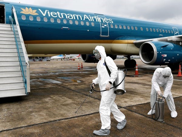 Hãng hàng không Vietnam Airlines tiến hành công tác khử trùng tại sân bay quốc tế Nội Bài, Hà Nội. Ảnh: AFP