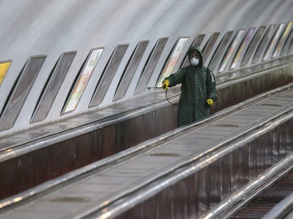 Khử trùng ở ga tàu ​​điện ngầm tại Tbilisi, Gruzia. Ảnh: Reuters