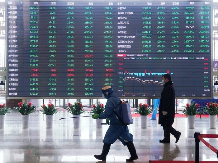 Khử trùng tại Sàn giao dịch chứng khoán ở khu tài chính Phố Đông, Thượng Hải, ngày 28.2. Ảnh: Reuters