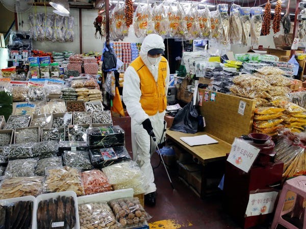Một nhân viên đang khử trùng tại một khu chợ ở thủ đô Seoul, Hàn Quốc, ngày 27.2. Ảnh: Reuters