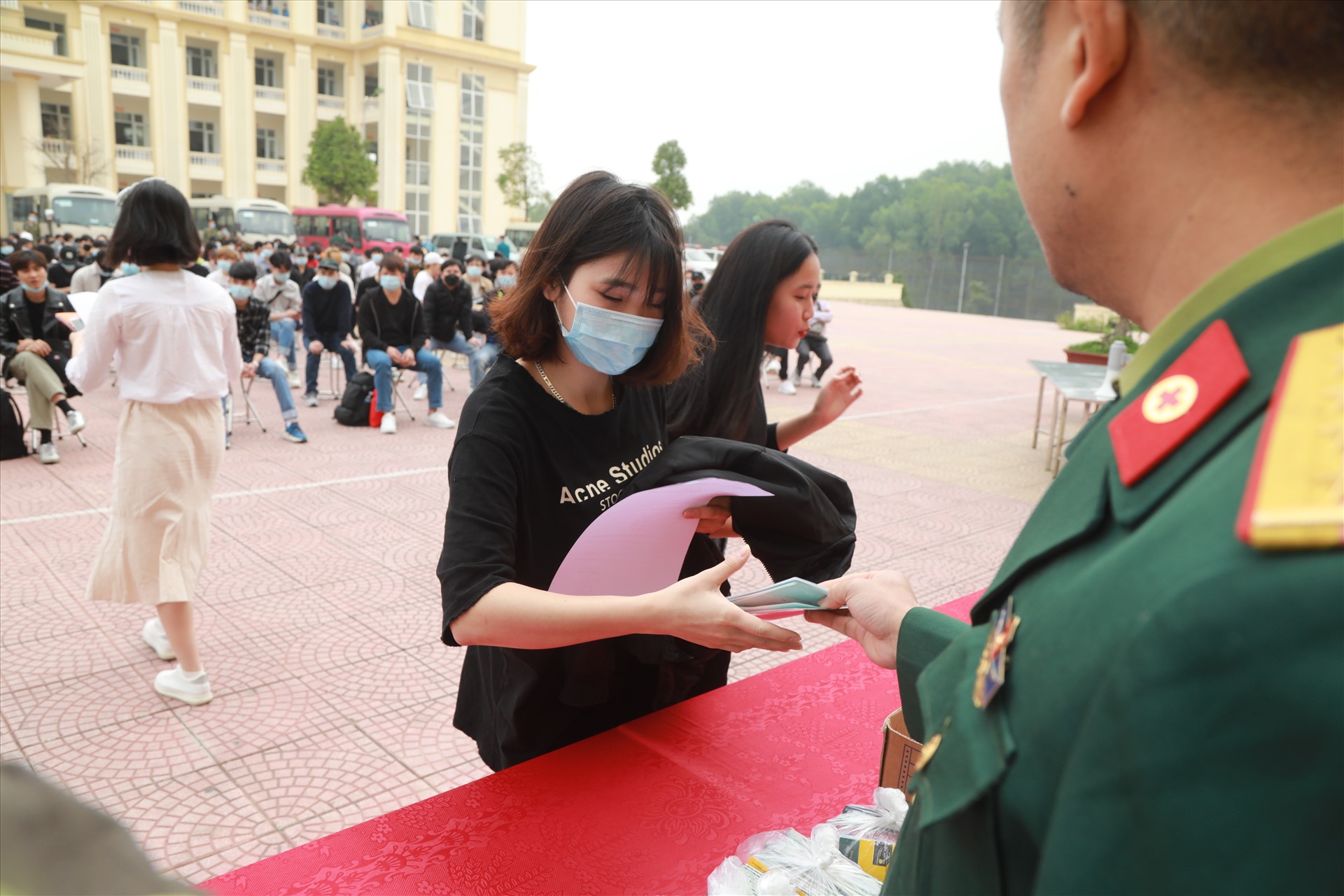 Nhà trường trả lại những công dân cách ly một số giấy tờ tuỳ thân như hộ chiếu, chứng minh thư nhân dân, căn cước công dân... Sau khi hoàn tất mọi thủ tục, đơn vị sẽ phân phối, cử lực lượng chở công dân ra các bến xe như: Mỹ Đình, Sơn Tây, Yên Nghĩa, Nước Ngầm… sân bay Nội Bài để họ trở về các tỉnh, thành“.