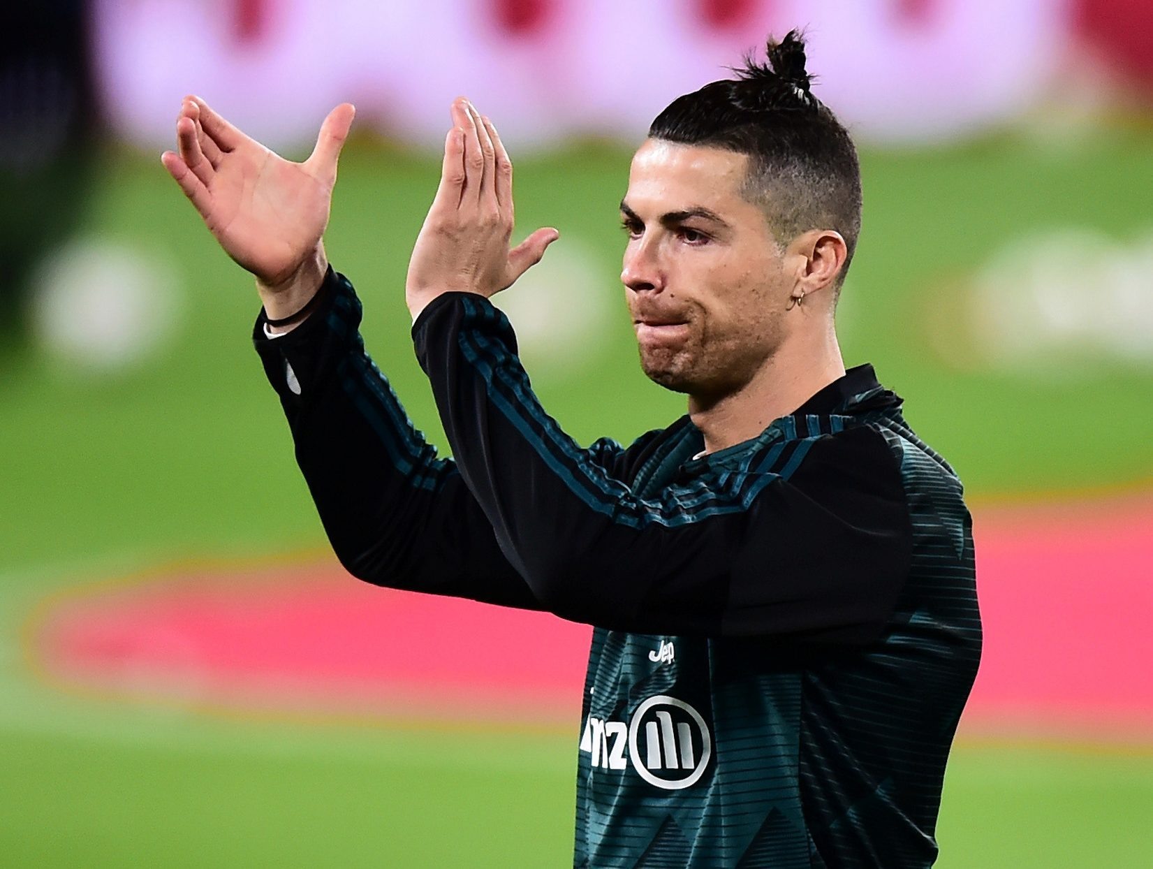 Ronaldo có thể nhiễm COVID-19. Ảnh: The Sun.