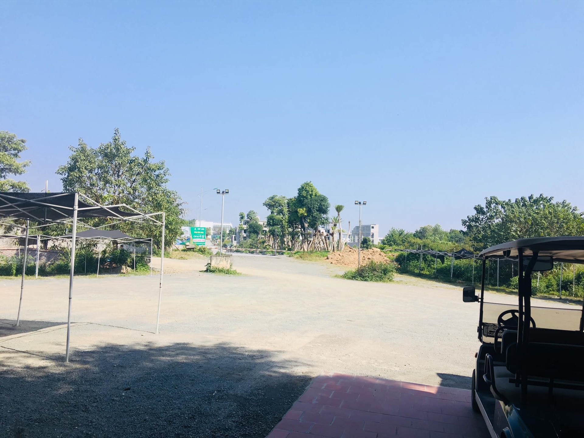 Bãi để xe của quán lẩu cua đồng ngày thường đông nghịt xe của khách tới ăn, nhưng từ 9.3 vắng tanh. Ảnh: NGÔ KÝ