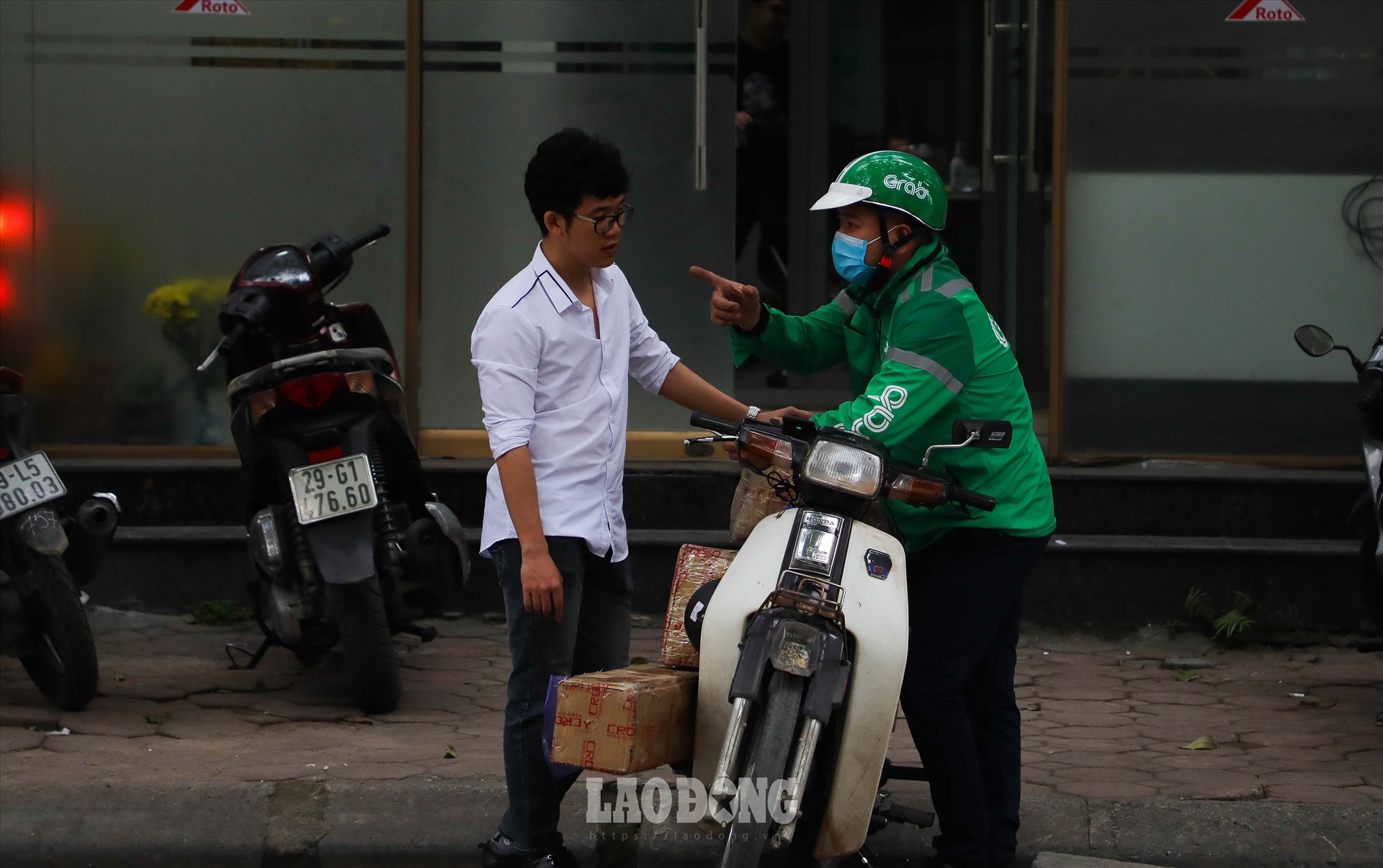 Nhiều người chạy xe ôm đang chuyển dần sang dịch vụ chuyển hàng, ship đồ ăn. Ảnh: Phan Anh