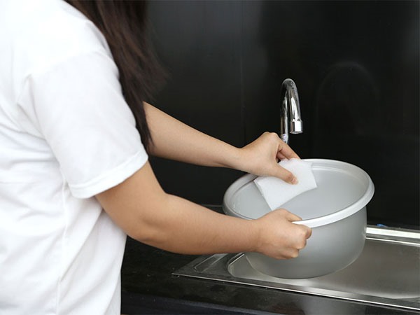 Rửa nồi cơm cẩn thận trước khi nấu sẽ bảo quản được tốt hơn.