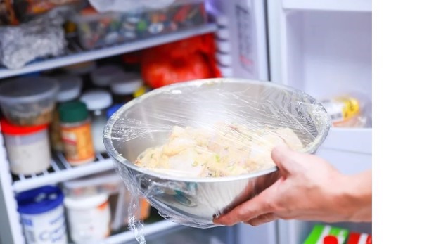 Bảo quản cơm trong tủ lạnh giúp cơm lâu bị ôi thiu. Ảnh: T. L.