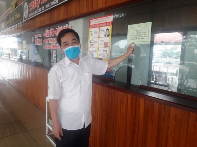Ông Bùi Phan Lương - Phó Giám đốc Cty CP Bến xe Hà Tĩnh cho rằng, vì ảnh hưởng dịch COVID - 19 nên hành khách hạn chế đi lại, do đó hàng loạt nhà xe tạm dừng hoạt động vì không có khách. Ảnh: Trần Tuấn