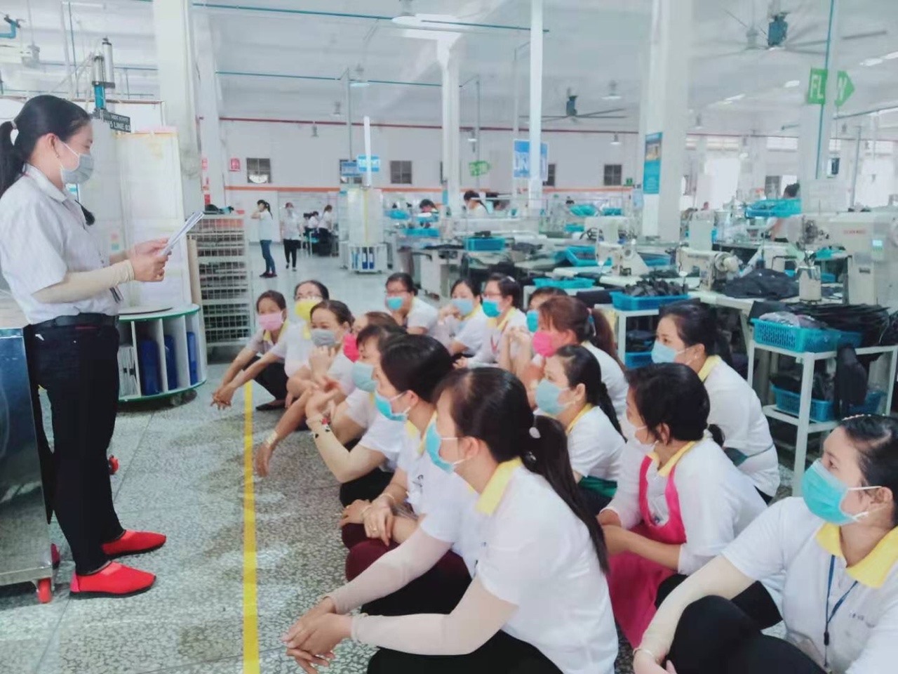 Cán bộ công đoàn tuyên truyền, hướng dẫn cách phòng bệnh cho người lao động. Ảnh: K.Q