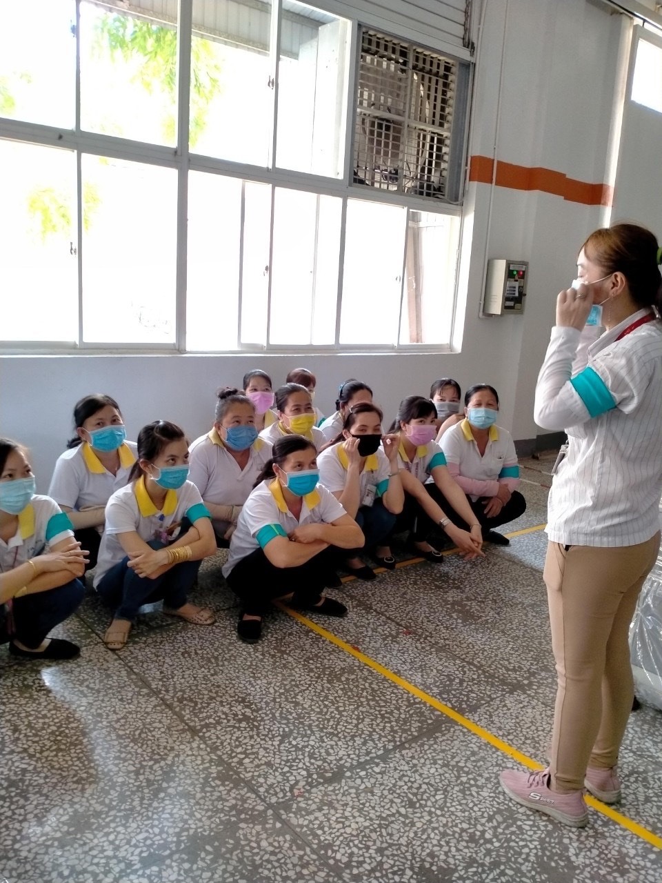 Ban Chấp hành CĐCS CTy có sáng kiến cấp phát khẩu trang màu khác nhau cho từng bộ phận để dễ theo dõi, khoanh vùng dịch bệnh. Ảnh: K.Q