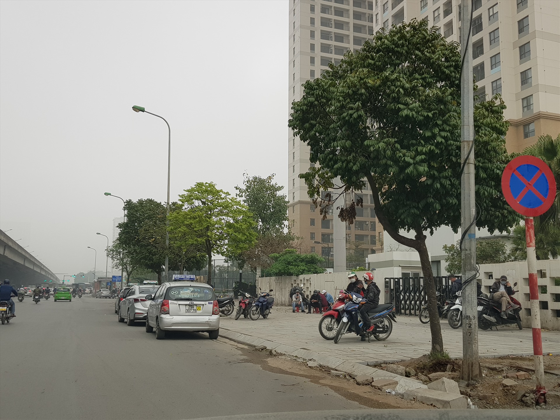 Ở khu vực tòa nhà Tân Hoàng Minh (trên đường Khuất Duy Tiến - Hà Nội) luôn tập trung nhiều xe ôm truyền thống. Ảnh Cao Nguyên
