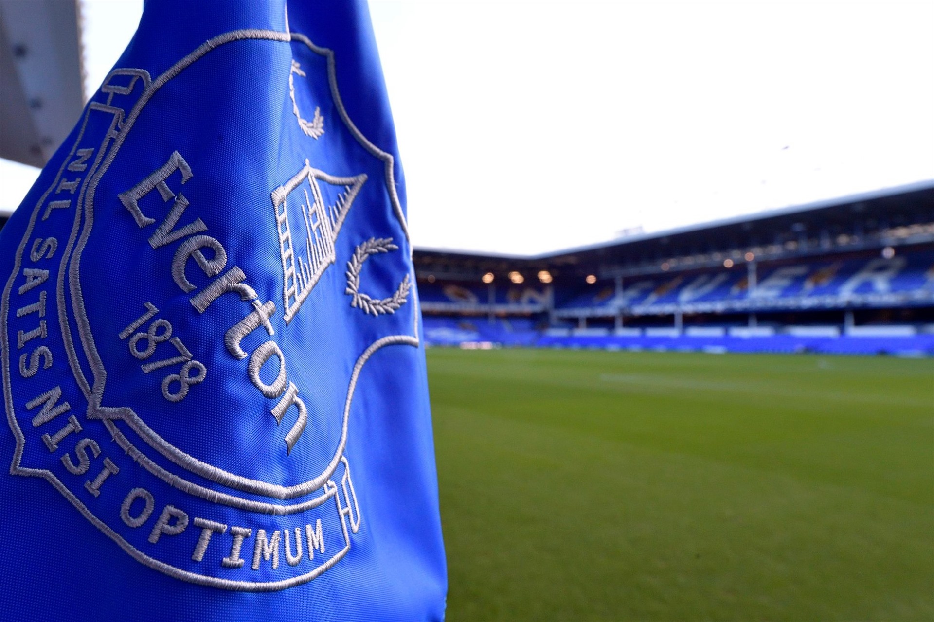 Everton tự cách ly để phòng ngừ COVID-19.
