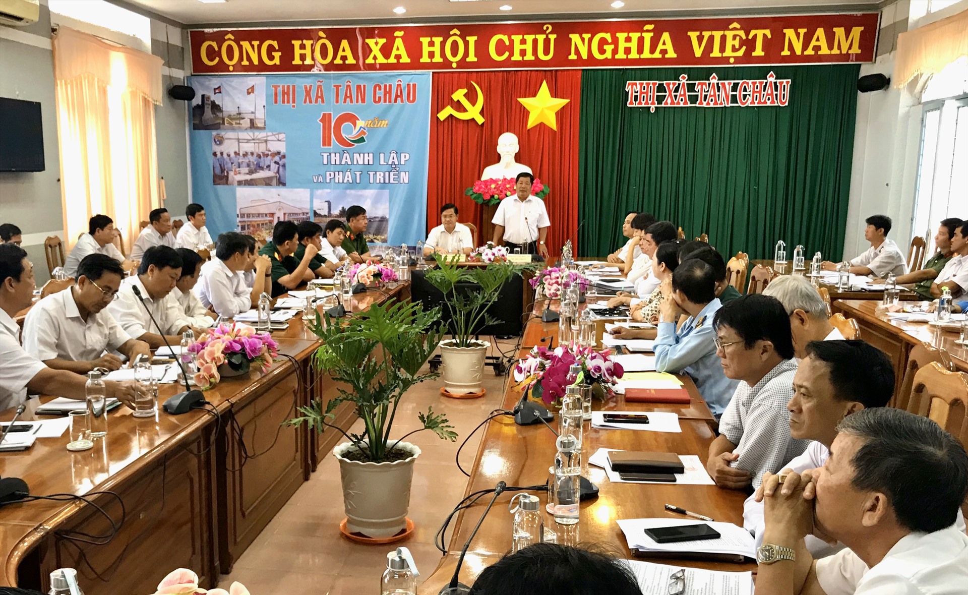 Lãnh đạo thị xã Tân Châu họp bàn phương án cách ly và ứng phó với dịch bệnh. Ảnh: LT