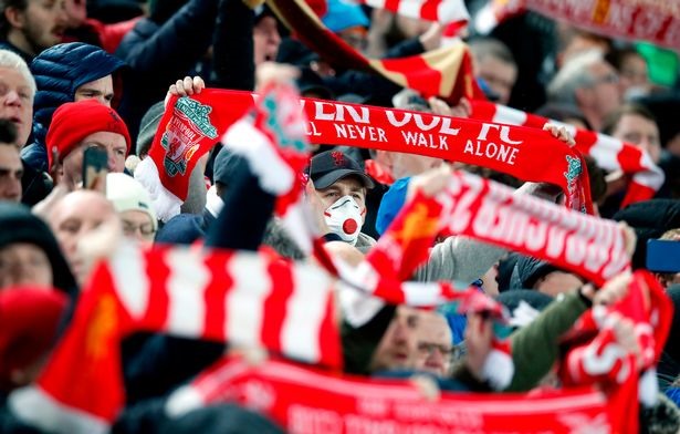 Cổ động viên bất chấp dịch đến sân ủng hộ Liverpool. Ảnh: EMPICS Sport