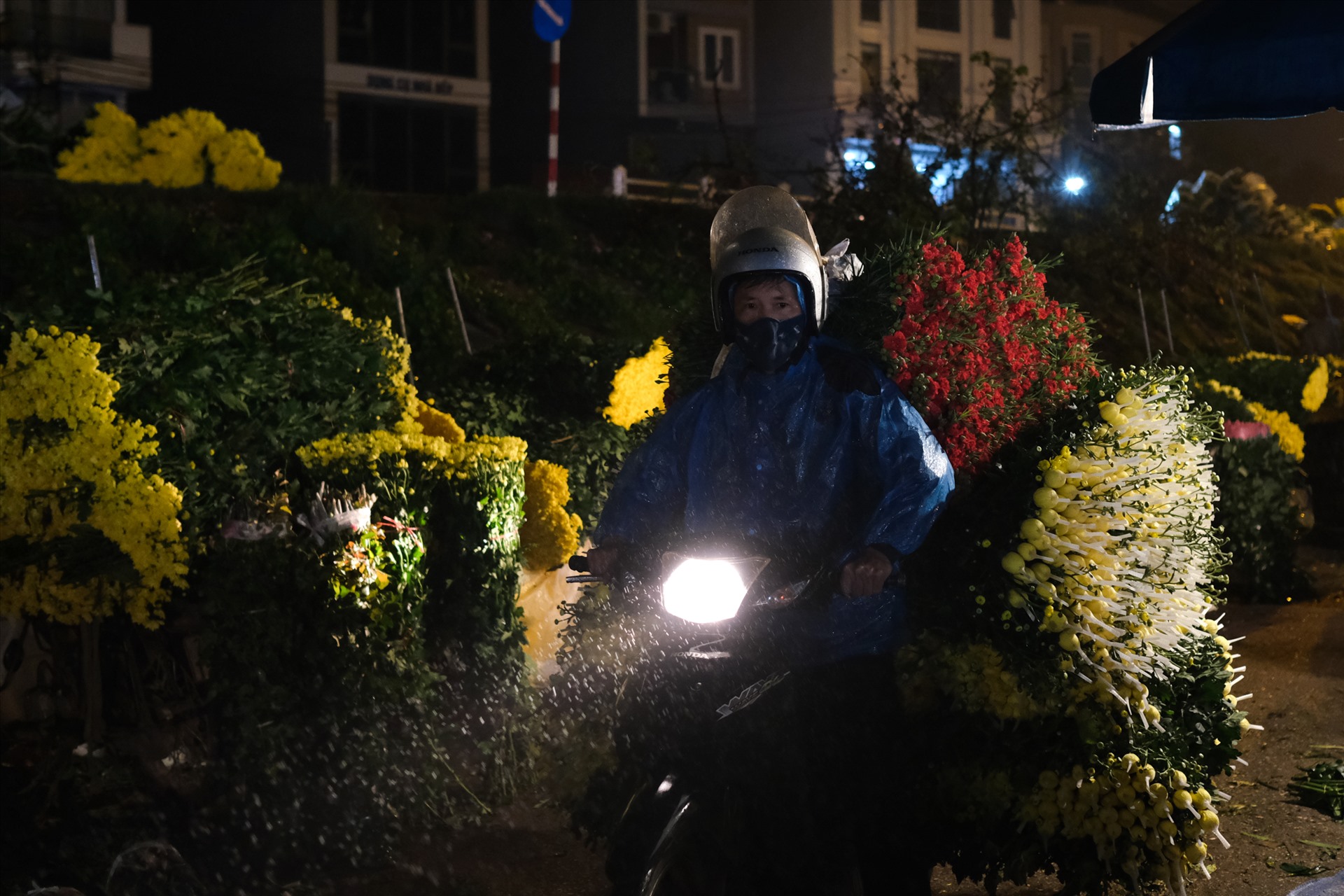 Dịch COVID-19: Chợ hoa Quảng Bá vắng vẻ, doanh thu giảm tới 70%