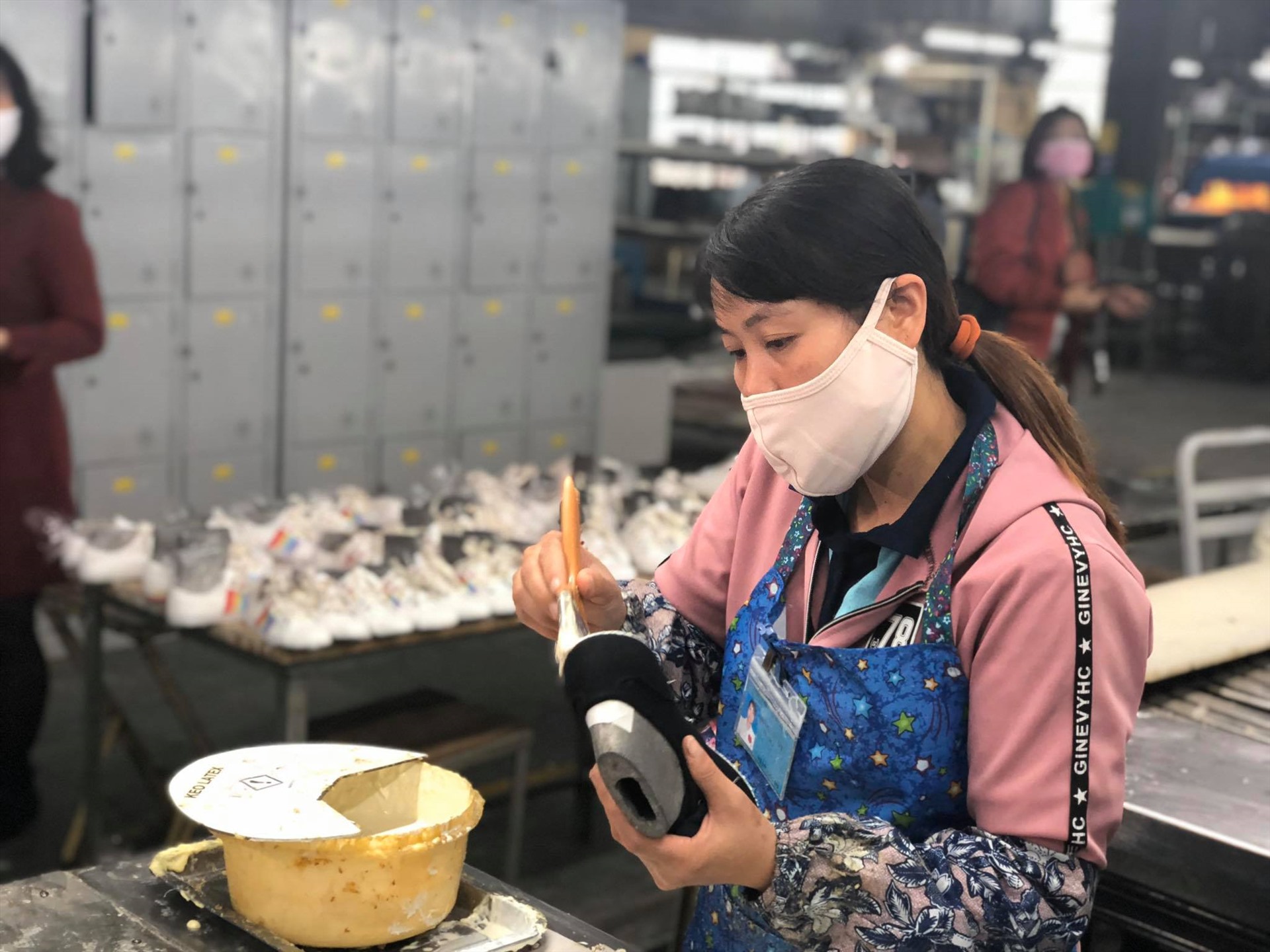 Công nhân làm việc ở Công ty Hoá dệt Hà Tây.