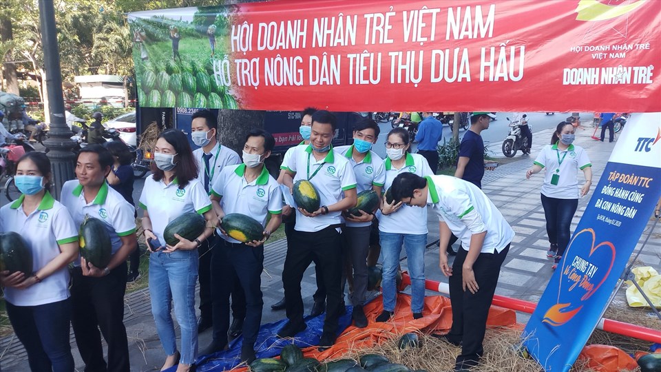 Hội Doanh nhân trẻ Việt Nam đã vận động hội viên tiêu thụ trên 3000 tấn dưa hấu góp phần ổn định giá thành cho bà con nông dân. (Ảnh: Minh Khang) Hội Doanh nhân trẻ Việt Nam đã vận động hội viên tiêu thụ trên 3000 tấn dưa hấu góp phần ổn định giá thành cho bà con nông dân. (Ảnh: Minh Khang)