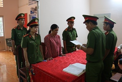 Cơ quan Cảnh sát điều tra Công an tỉnh Trà Vinh thi hành các quyết định đối với Bùi Thị Kim Dung. Ảnh: Công an Trà Vinh