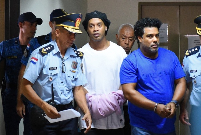 Nếu bị kết tội, Ronaldinho nhiều khả năng sẽ phải ngồi tù thêm 6 tháng. Ảnh: Reuters.