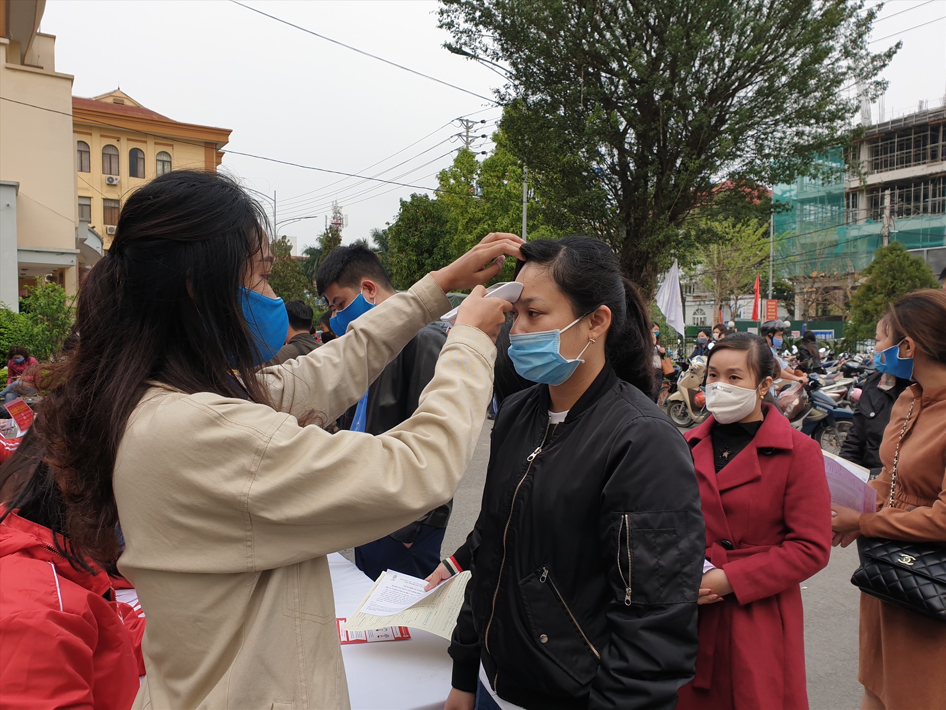 Trước khi hiến máu, các đoàn viên được trang bị khẩu trang và đo thân nhiệt. Ảnh: Ngọc Thuý