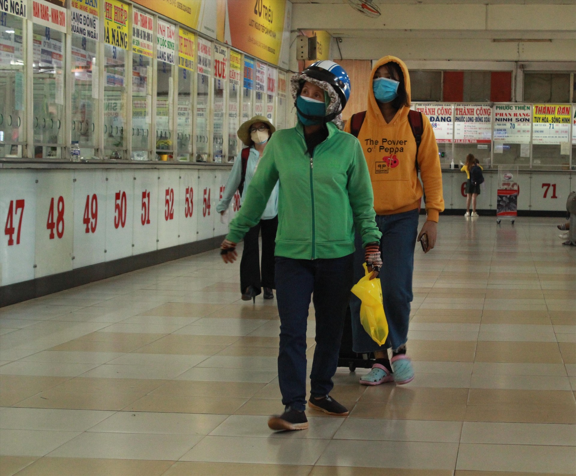 Người d&acirc;n thực hiện nghi&ecirc;m việc đeo khẩu trang ở bến xe Miền Đ&ocirc;ng (quận B&igrave;nh Thạnh, TPHCM). Ảnh: Ch&acirc;n Ph&uacute;c