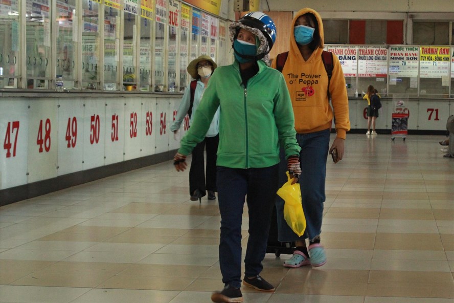 Người dân thực hiện nghiêm việc đeo khẩu trang ở bến xe Miền Đông (quận Bình Thạnh, TPHCM). Ảnh: Chân Phúc