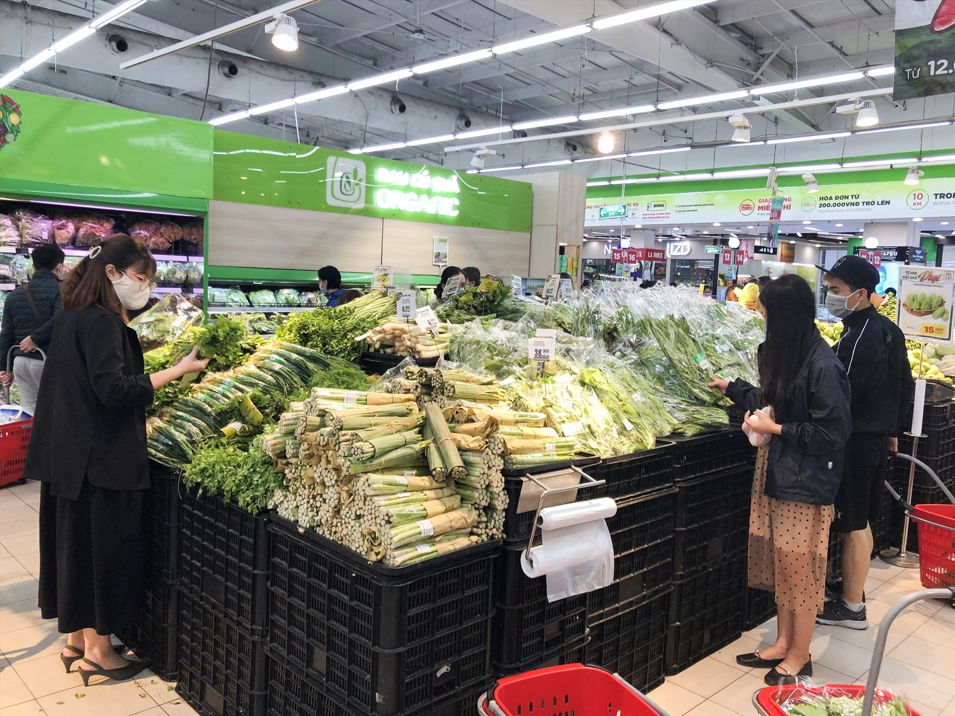 Người dân thực hiện việc đeo khẩu trang ở những nơi công cộng như siêu thị, nhà ga... Ảnh: Phan Anh