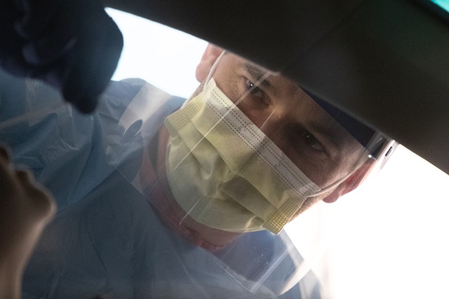 Hôm nay, Mỹ bắt đầu thử nghiệm lâm sàng vaccine ngừa virus SARS-CoV-2 hom nay my bat dau thu nghiem lam sang vaccine ngua virus sars cov 2