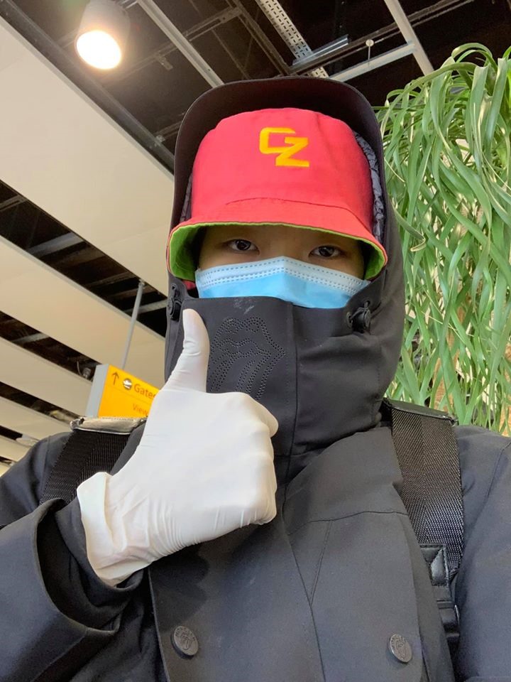 Người mẫu Phương Oanh bảo hộ kĩ càng trên chuyến bay từ Anh về Việt Nam. Ảnh: FBNV.