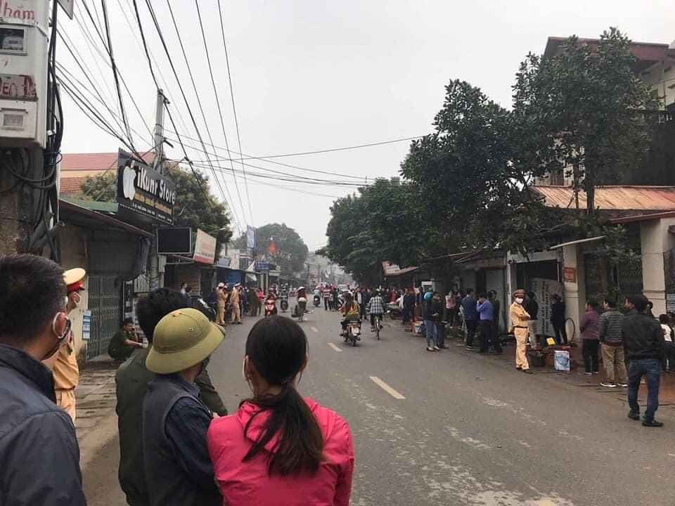 Các lực lượng chức năng đang khẩn trương khám nghiệm hiện trường.