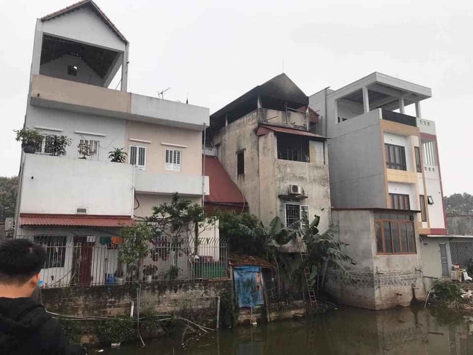 Mặt sau của ngôi nhà nơi xảy ra vụ hỏa hoạn.