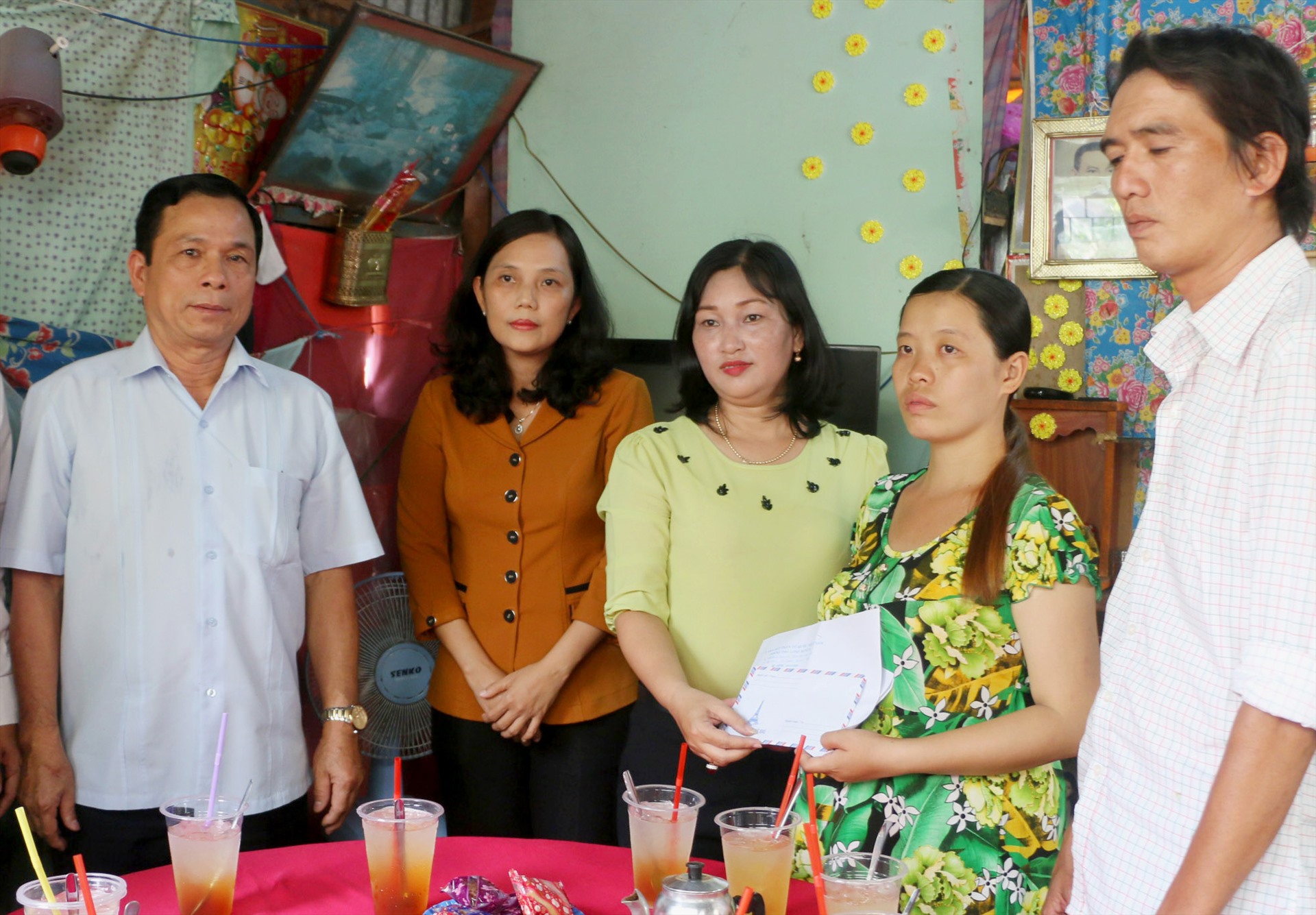 Thăm hỏi, động viên, chia sẻ mất mát với gia đình em Nguyễn Hoài T.. tạm trú tại phường Mỹ Long. Ảnh: LT