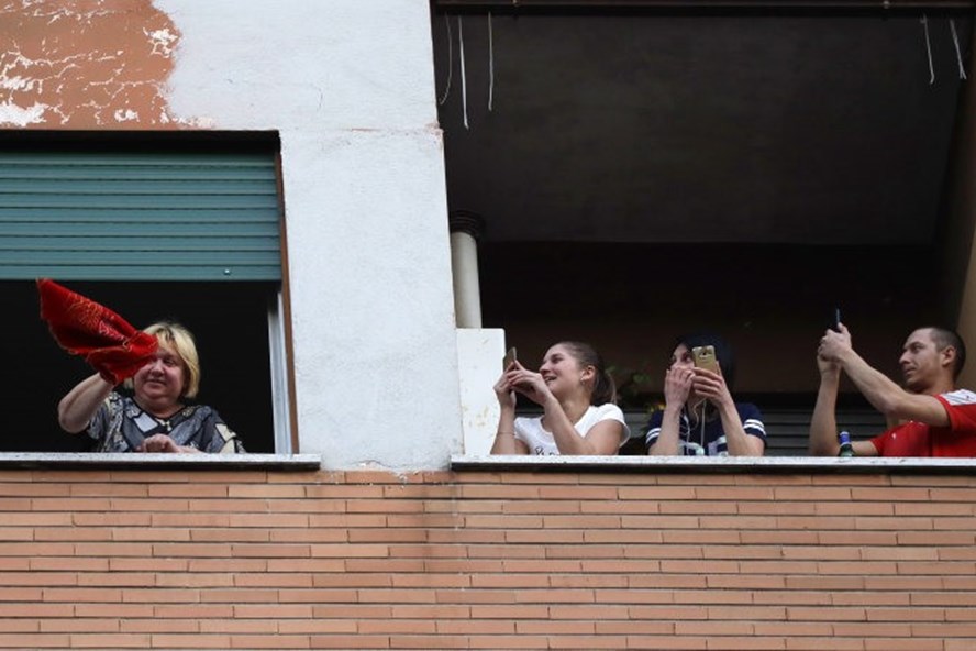 Người dân Italia sáng tạo, học cách ứng phó với đại dịch COVID-19 nguoi dan italia sang tao hoc cach ung pho voi dai dich covid 19