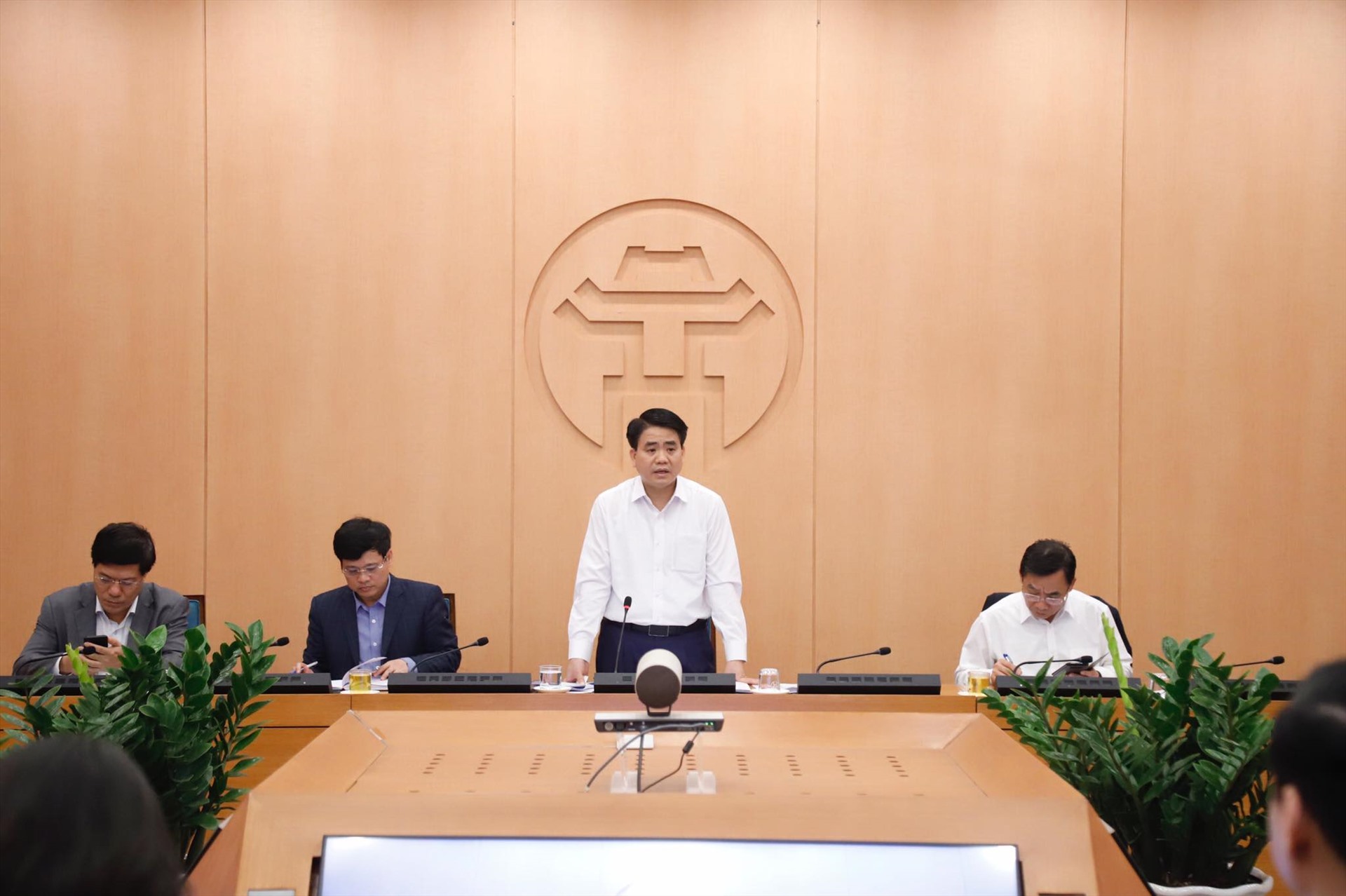 Chủ tịch UBND thành phố Hà Nội Nguyễn Đức Chung chủ trì cuộc họp chiều 16.3.