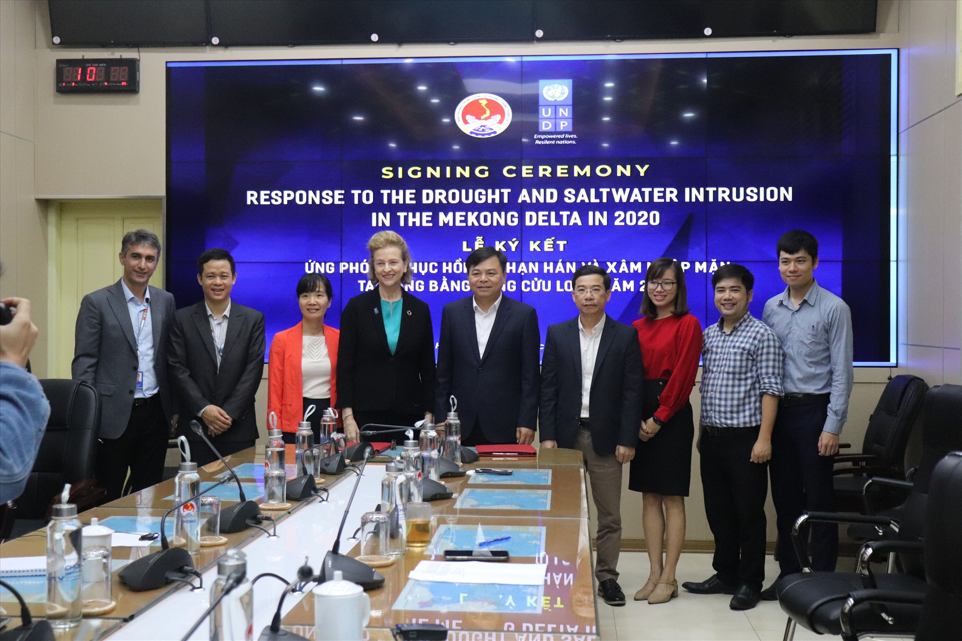 Các đại biểu tham gia lễ ký kết chụp ảnh lưu niệm. Ảnh: Ngọc Hà