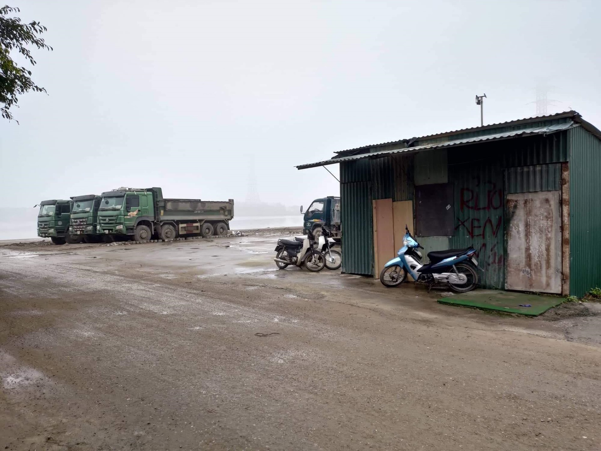 Hình ảnh bên trong khu đất được người dân phản ánh.