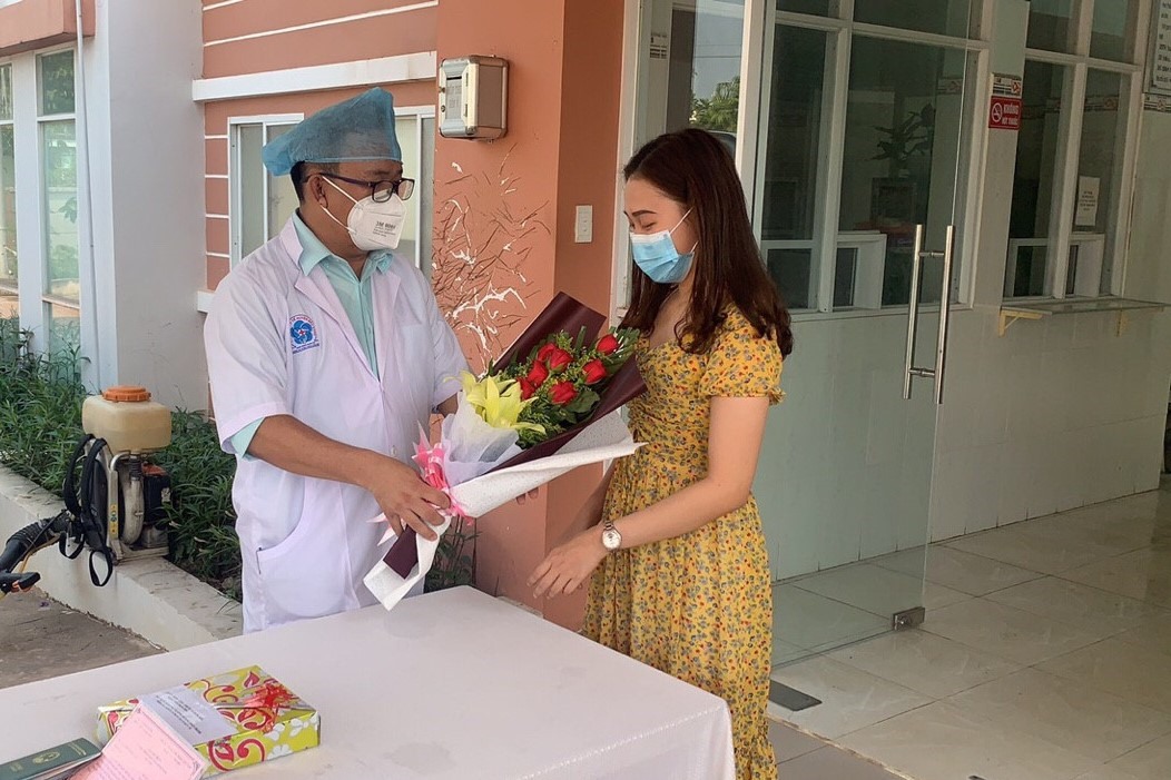 Cô gái viết thư cảm ơn cán bộ, bác sĩ sau 2 ngày hoàn thành thời gian cách ly. Ảnh: TTYT Bàu Bàng.